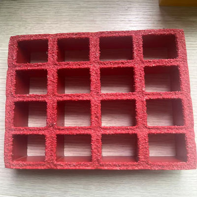 জাল আকার 38x38 মিমি এফআরপি ছাঁচযুক্ত গ্রিটিং লাল রঙের অ্যান্টি-স্লিপিং পৃষ্ঠ পৃষ্ঠের উপর গ্রিট সহ গাড়ি ওয়াশিং এবং কাজের অবস্থানের জন্য