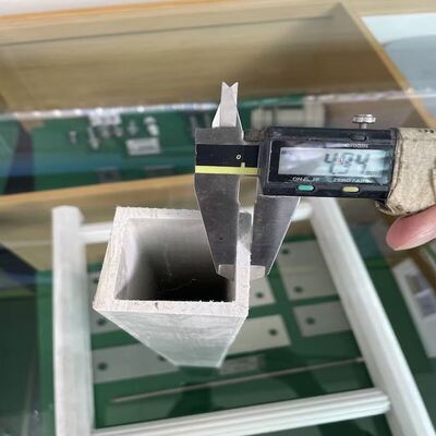 বহুমুখী এফআরপি আয়তক্ষেত্রাকার টিউব প্রোফাইল পলিয়েস্টার ইপোক্সি এবং ফেনোলিক রেজিন দিয়ে তৈরি যা বৈদ্যুতিক নিরোধক এবং স্থায়িত্ব প্রদান করে